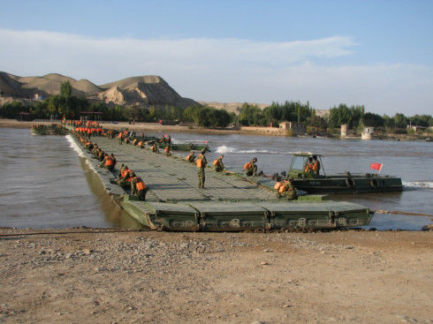 Track Load 60t Ribbon Floating Pontoon Bridge Reusable Large Rivers