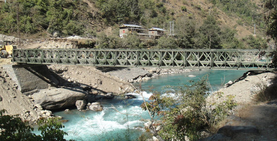 Ponte Bailey in acciaio con materiale isotropo uniforme e ottimo modulo elastico per un carico stabile
